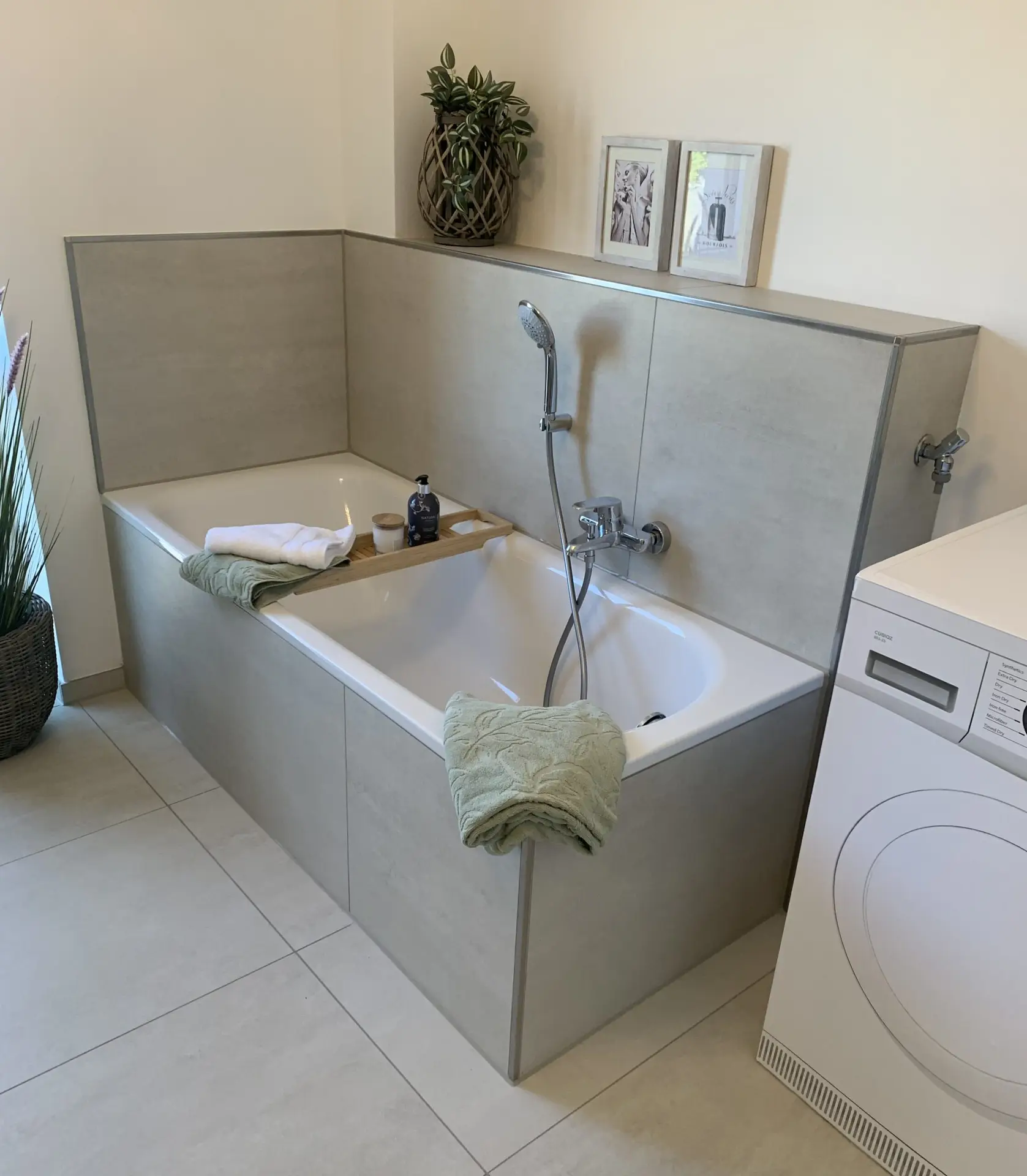 Badewanne mit neuen Fliesen - gelegt von der Firma Salim Fliesen
