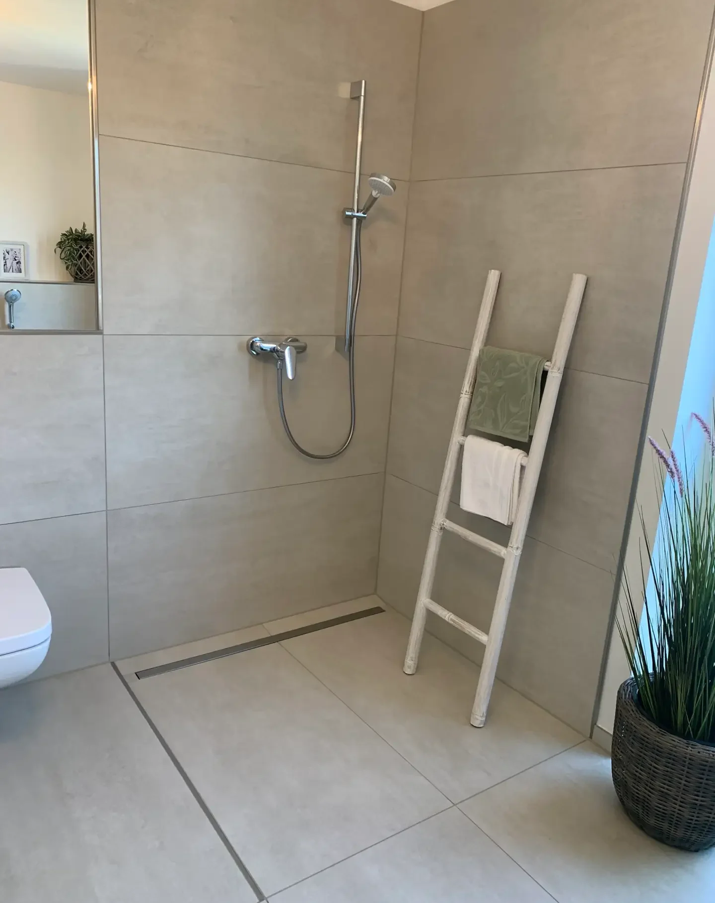 Modern geflieste Dusche - gefliest von der Firma Fliesen Salim in Recklinghausen