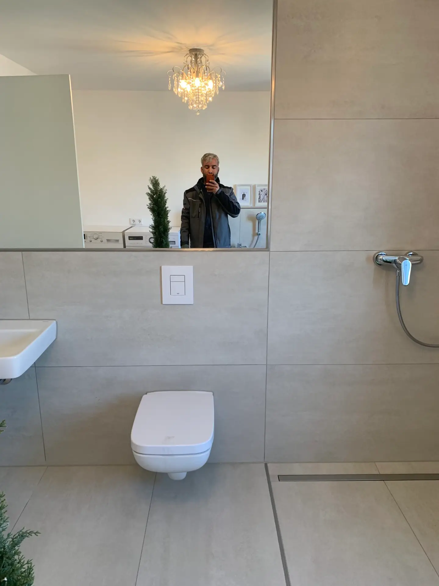 Modern saniertes Badezimmer - saniert von der Firma Fliesen Salim in Recklinghausen