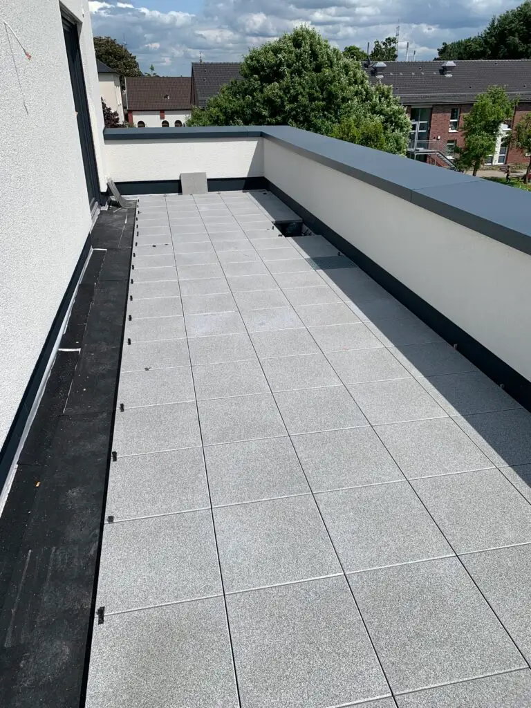 Neu gefliester Balkon - gemeistert von der Firma Fliesen Salim in Recklinghausen